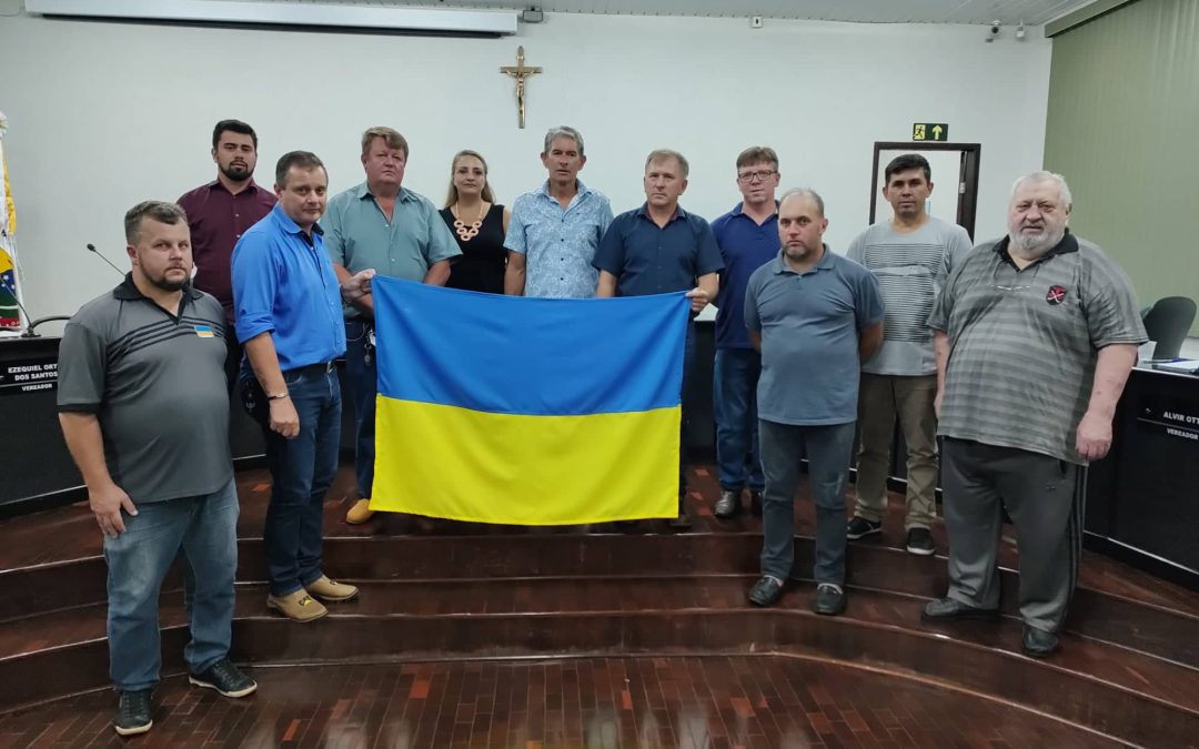 Câmara Municipal recebe a bandeira da Ucrânia como ato de manifestação de solidariedade a comunidade ucraniana.